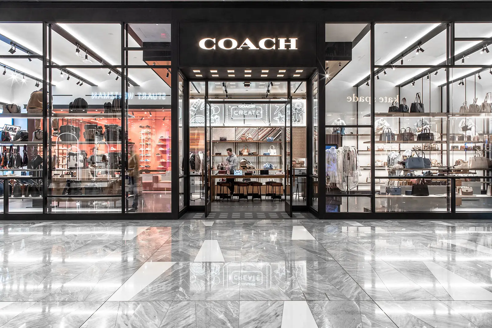 Coach Exterior 1 - COACH Sverige